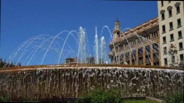 Barcelona, İspanya 'daki Catalunya Meydanı' nda bir çeşmenin yakınında. Yüksek kalite 4k görüntü