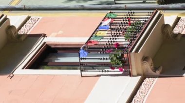 Barcelona, İspanya 'daki Saksı Çiçekleriyle Gotik Bölge' de Dikey Video Balkonu. Yüksek kalite 4k görüntü
