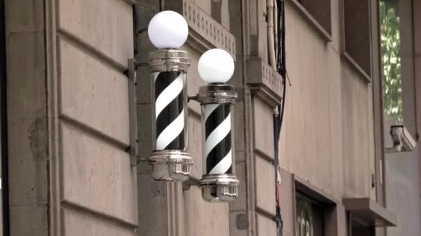 Black White Barbers Post Barberpole Sta Girando Sulla Costruzione Barcellona — Video Stock