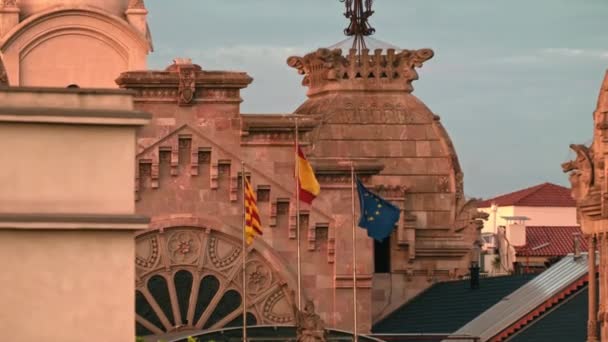 Vlajky Mávající Střeše Budovy Barceloně Katalánsko Španělsko Evropská Unie Vysoce — Stock video