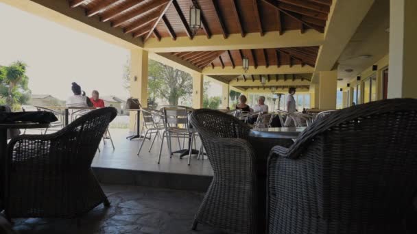 Moraitika Grécia 2022 Timelapse People Descanse Pour Drinks Hotel Bar — Vídeo de Stock