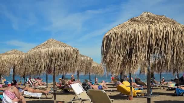 Moraitika Yunanistan 2022 Zaman Hızı Nsanları Yon Denizi Sahilinde Güneşleniyor — Stok video