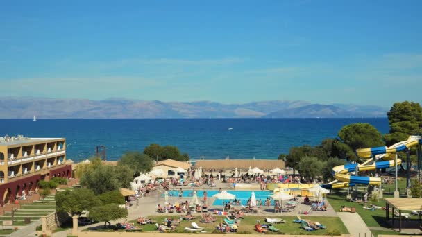 Moraitika Grecia 2022 Time Lapse People Sunbathe Pool Hotel Imágenes — Vídeos de Stock