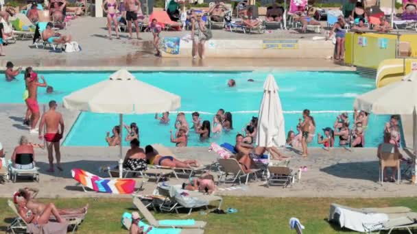 Moraitika Grécia 2022 Pessoas Banho Sol Aqua Zumba Hotel Piscina — Vídeo de Stock