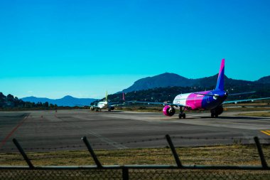 Kerkyra, Yunanistan - 09222022: WIZZ Hava Yolları Korfu Havaalanı 'nda kalkışa hazırlanıyor. Yüksek kalite fotoğraf