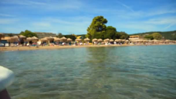 Time Lapse Offuscata Persone Prendere Sole Nuotare Sulla Spiaggia Moraitika — Video Stock
