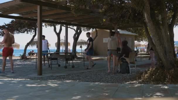 Moraitika ギリシャ 09252022 タイムラプス観光客ホテルビーチプレイテーブルテニス 高品質4K映像 — ストック動画
