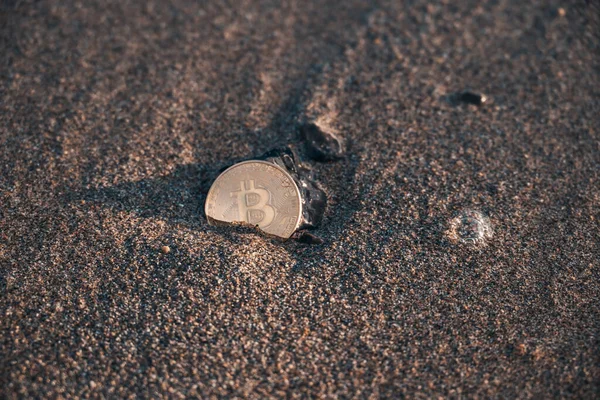 Монета Bitcoin Лежит Пляже Закате Морайтики Корфу Греция Плата Природу — стоковое фото