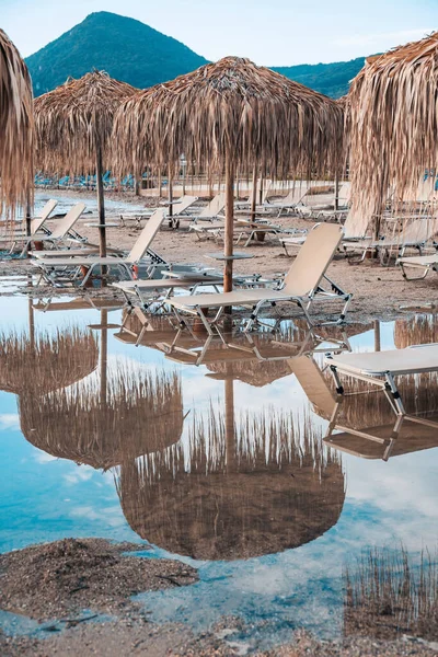 Strandstoelen Paraplu Een Kleine Storm Moraitika Korfoe Griekenland Strand Water — Stockfoto