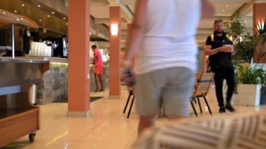 Moraitika, Yunanistan - 09 26 2022: Timelapse People Rest and Pour İçkileri, Hotel Bar. Yüksek kalite 4k görüntü