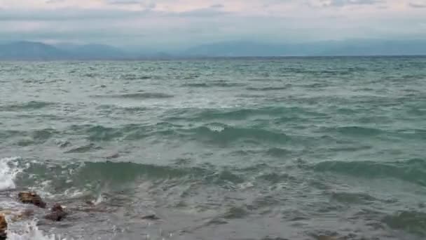 在希腊科孚莫莱蒂卡 面对多云的天空和巴尔干半岛山脉的背景 无休止的爱奥尼亚海 度假村恶劣天气的概念 高质量的4K镜头 — 图库视频影像