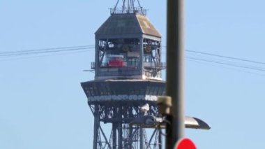 Barcelona, İspanya - 05: 26 2022: Yakın plan Cableway Teleferico del Puerto. Sıcak bir günde Kırmızı Kablo Taksi İstasyonu 'ndan geçiyor. Yüksek kalite 4k görüntü