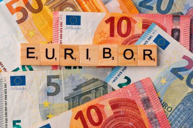 EURIBOR 'un Sözü Euro Banknotlarının Arkasında Ahşap Mektuplarla Yazılıyor. Kopyala yapıştır. Yüksek kalite fotoğraf