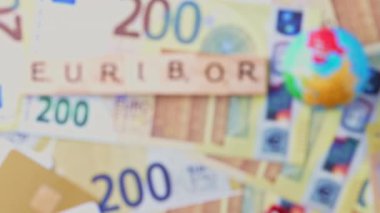 EURIBOR 'un 200 Euro' luk Arkaplanda Tahta Mektuplar, Küre ve Banka Kartı Sözcüğü. Bulanık çerçeve harflere odaklanıyor. Yüksek kalite 4k görüntü