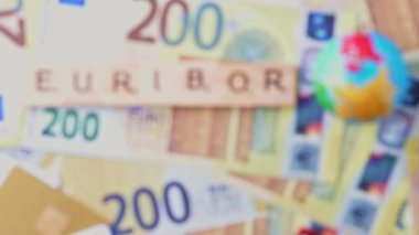 EURIBOR 'un 200 Euro' luk Arkaplanda Tahta Mektuplar, Küre ve Banka Kartı Sözcüğü. Bulanık çerçeve Globe 'a odaklanıyor. Yüksek kalite 4k görüntü