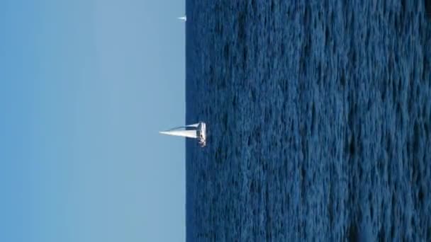 スペイン バルセロナ 5月29 2022 小さな白い帆船と美しいクリアスカイとバレアレス海の景色 垂直ビデオ 高品質4K映像 — ストック動画