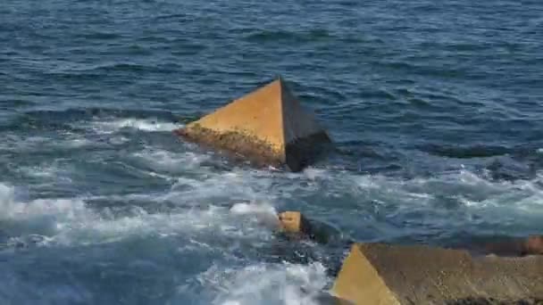 Close Respingos Água Contra Breakwaters Mar Baleares Vista Pier Beach — Vídeo de Stock