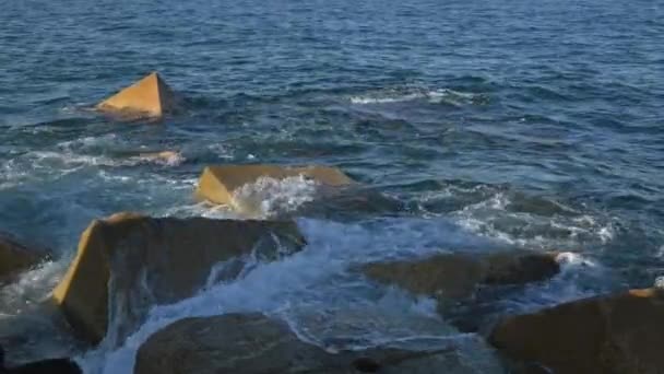 バレアレス海での防波堤に対する水の接近 スペインのバルセロナのビーチの桟橋からの眺め 高品質4K映像 — ストック動画