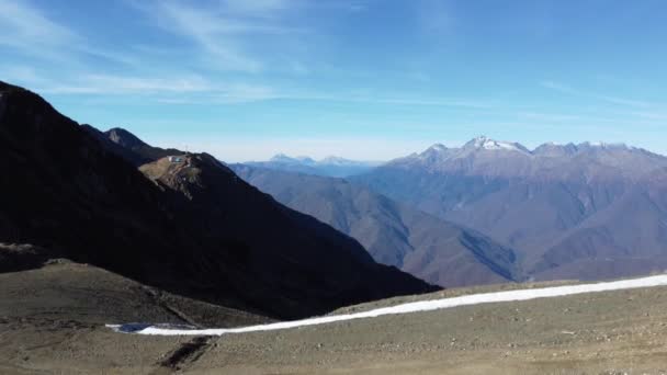 Πετώντας Ένα Τετρακόπτερο Πάνω Από Βουνά Μια Εκπληκτικά Όμορφη Θέα — Αρχείο Βίντεο