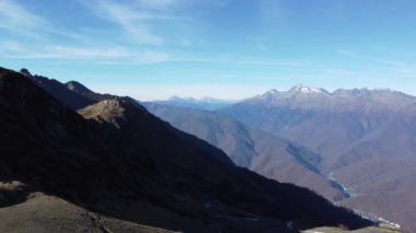 İnanılmaz güzel bir manzarayla dağların üzerinde bir kuadrokopter uçurmak. Manzara tüm turistleri memnun eder.