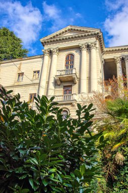 Rönesans tarzında antik bir mimari topluluk. Şimdi terk edilmiş ve halka kapalı. Sochi, Rusya 'da. Sanatoryuma adını vermişler. Ordzhonikidze.