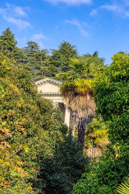 Rönesans tarzında antik bir mimari topluluk. Şimdi terk edilmiş ve halka kapalı. Sochi, Rusya 'da. Sanatoryuma adını vermişler. Ordzhonikidze.
