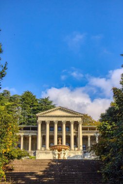 Rönesans tarzında antik bir mimari topluluk. Şimdi terk edilmiş ve halka kapalı. Sochi, Rusya 'da. Sanatoryuma adını vermişler. Ordzhonikidze.