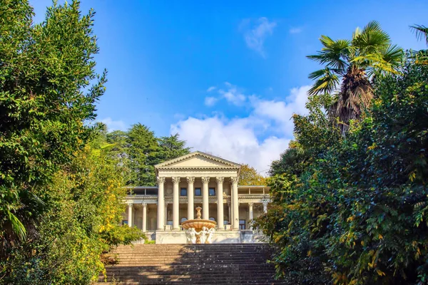 Rönesans tarzında antik bir mimari topluluk. Şimdi terk edilmiş ve halka kapalı. Sochi, Rusya 'da. Sanatoryuma adını vermişler. Ordzhonikidze.