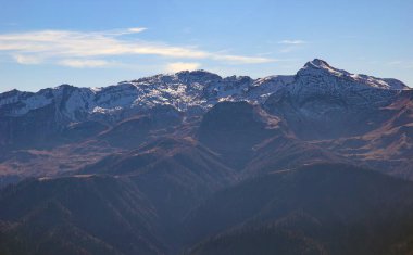 Açık mavi gökyüzüne karşı kayaları olan muhteşem bir dağ manzarası. Dağlarda gezen aşıklar için turistik bir yer.