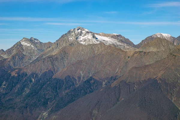 Vackra Bergslandskap Med Toppar Och Dalar Mot Klarblå Himmel — Stockfoto
