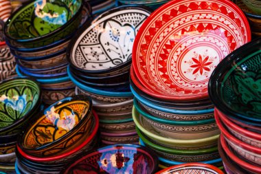 Fas 'tan kartpostal: Jemaa al Fnaa, Medina, Marakeş' te hediyelik eşya standında geleneksel Fas çömleği