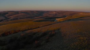 Çatlak tepe manzaralı panorama manzarası. Güneşin doğuşu uzun ve rahatlatıcı gölgeler. Yavaş ve pürüzsüz dönüş.