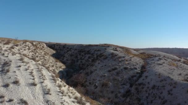 带缝隙的丘陵地带 在低空飞行时被平滑运动捕获 空中业务 — 图库视频影像