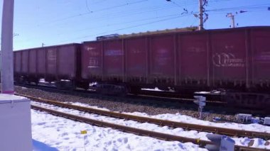 Tren raylarında ağır çekimde geçiyor.