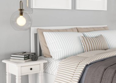 Yatağa, komodine ve kolye lambasına yakın çekim.