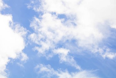 Güzel beyaz bulut ve açık mavi gökyüzü güneşli gün dokusu sırt