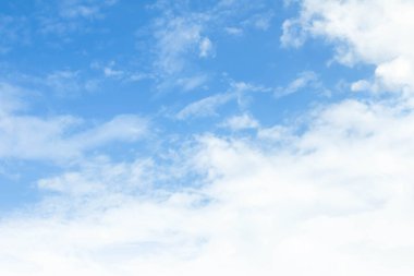 Güzel beyaz bulut ve açık mavi gökyüzü güneşli gün dokusu sırt