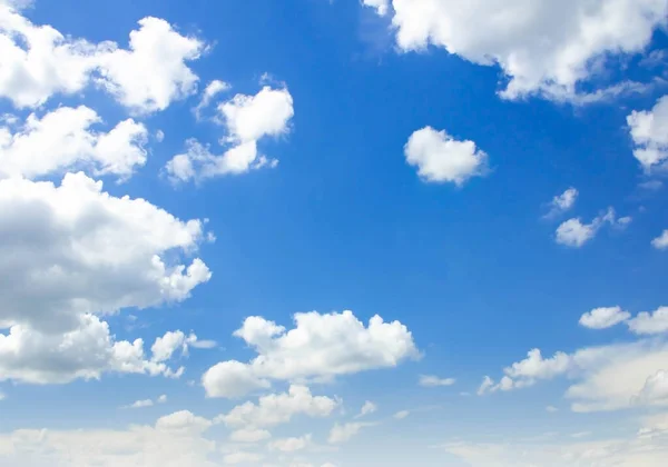 Céu Fundo Vasto Com Nuvens Brancas — Fotografia de Stock