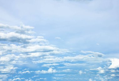 Gökyüzü arka planı beyaz bulutlarla dolu..