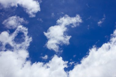 Gökyüzü arka planı beyaz bulutlarla dolu..