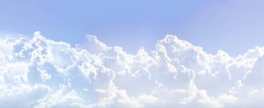 Gökyüzü arka planı beyaz bulutlarla dolu..