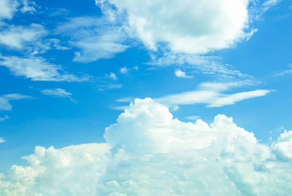 Céu Azul Com Belas Nuvens Brancas Naturais — Fotografia de Stock