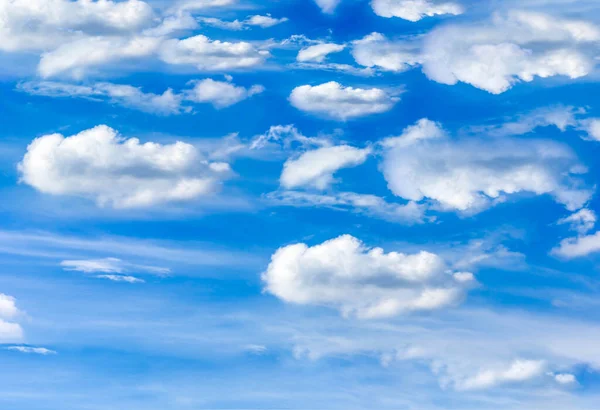 Céu Fundo Vasto Com Nuvens Brancas — Fotografia de Stock