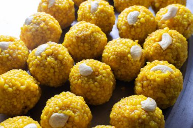 Süslü kaju fıstıklı ladoo tatlısı. Bu tatlı, Hindistan 'da düğün ve Diwali festivali gibi özel günlerde ve festivallerde yapıldı. Kullanılan seçici odak.