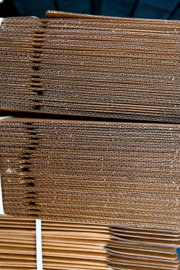 Oluklu ambalaj kutuları katlandı ve paketleme malzemesi olarak yapıldı. Kullanılan seçici odak.