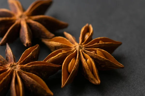 Kurumuş yıldız anason baharatına yakın plan ve seçici odak.