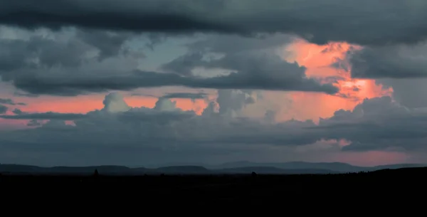 黄昏后的天空 季风云彩 蓝粉相间 群山相映成趣 — 图库照片