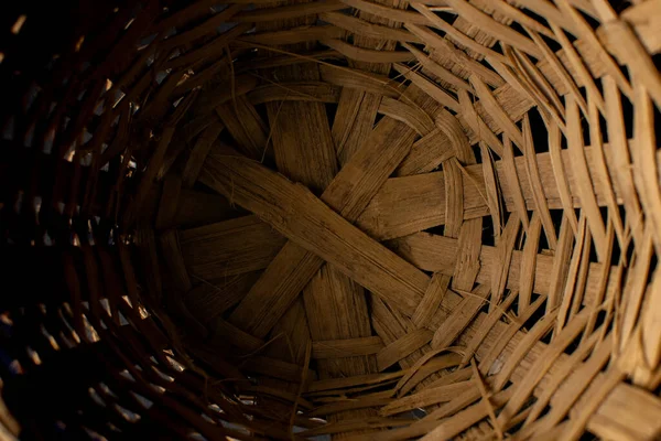 Bambu ahşap örgü sepet orta kısım ve üst manzara. Kullanılan seçici odak.