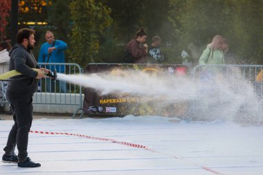 Bir adam borunun bir kısmını yapay karla kaplıyor. Bölgenin kara hazırlanmasıyla ilgili bir film çekiyoruz. Moskova Rusya 12 Eylül 2021