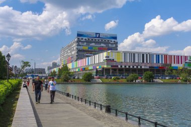 Şehir göletinin kıyısındaki Ostankino televizyon merkezinin renkli binası. Moskova, Rusya 28 Mayıs 2016